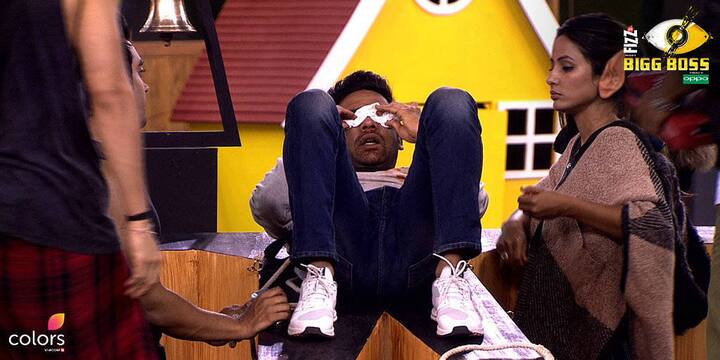 At first, Team Hina used chilly powder on Bandgi, Shilpa & Puneesh to make them quit the task.(Photo: Colors)