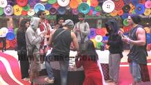 Bigg Boss 11: Arshi Khan's birthday turns into a riot.. Dance...Cake fight..Gifts! It is Awww!