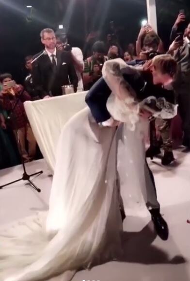 Here's a pic of the bride & groom kisiing each other during the wedding ceremony. (Photo: Instagram)