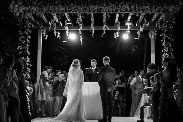 The couple's wedding pictures are straight out of fairy-tale!(Photo: Instagram/ knottingbells)