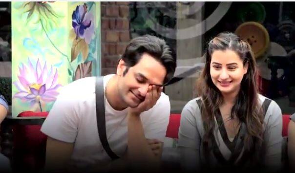 Vikas was then asked to save one out of the nominated contestants and nominated one from the saved ones.