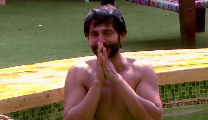 Looks like, Hiten, who was even asked to strip for Arshi Khan in the promo video of the task, pulled off until last. Vikas Gupta was another slave to Arshi along with Hiten.