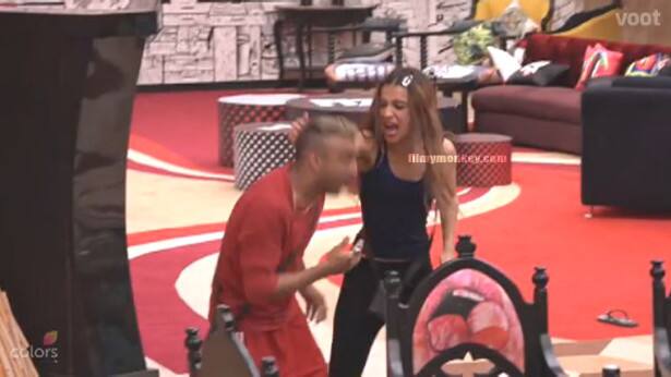 Remember her ugly fight with Akash Dadlani whose hair she pulled and got nominated, ultimately resulting in her eviction the following week? Salman had held Hina responsible for instigating Ben against Akash.