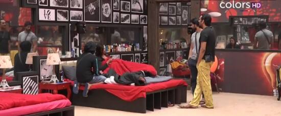 Arshi too had a heated argument when Vikas who has her doll, says to her that it's not in his hands to make her captain in this task. 