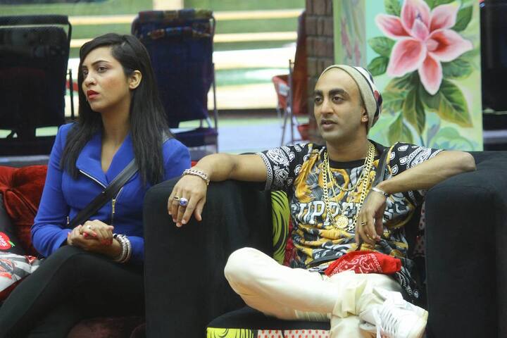 The first day task got over with Akash, Puneesh, Hiten, Shilpa OUT from the race while Priyank, Luv, Arshi, Hina, Vikas were still in the game. After Arshi-Vikas had a heated argument.. Hina, Priyank & Luv tried to team up with Arshi planning to make her the captain. And here's a shocking surprise! 