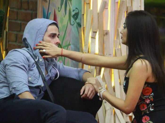 And now if the latest reports are to be believed, then Priyank Sharma’s ex girlfriend is said to have been paid a huge sum of money for doing that by the Bigg Boss 11 makers!