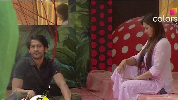 And guess what Bigg Boss gave power to captain Arshi to declare the team who will be in the nomination