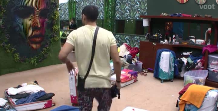 Priyank then went to Hina's bag & take the swimsuit to try it before wearing it in the task. He also mention that he'll ask for the reaction of 'Bigg Boss' before wearing it in front of others during the task. (Photo: Colors)