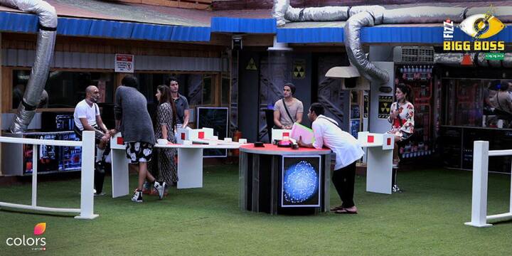 On the first day, Hina Khan and her team were robots whereas Vikas & his team were the lab workers. Vikas' team tried their level best to force the robots Hina, Akash, Priyank & Hiten to show emotions like happiness, sadness & anger on their face. (Photo: Colors)