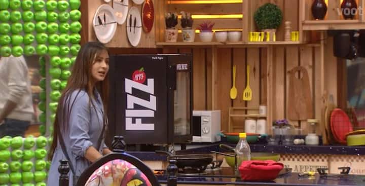 Shilpa got angry & the catfight got worse when she went on to say that she'll no more be a part of the kitchen team. Shilpa was hurt was seen crying in the washroom over the same issue. (Photo: Colors)