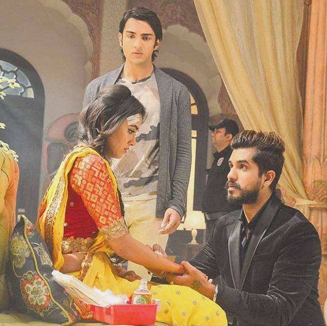 28 yr old Syyash has just joined his 'Pehredaar Piya Ki' cast on their new show 'Rishta Likhenge Hum Naya' after the previous show was pulled off-air post controversy. Suyyash plays Abhay Kunwar Singh, the finace of lead protagonist 'Diya' aka Tejaswi Prakash Wayangankar.