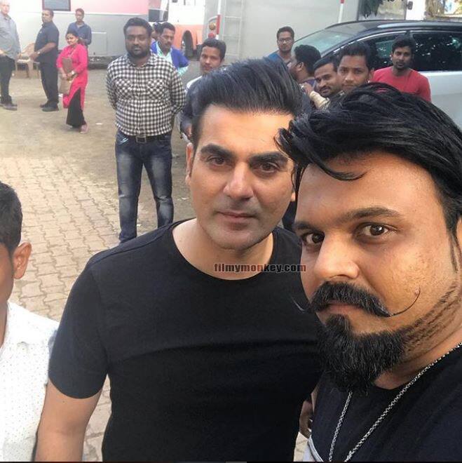 Chintan clicks selfie with Arbaaz recently when the latter visited BB house to promote his film 'Tera Intzaar'
