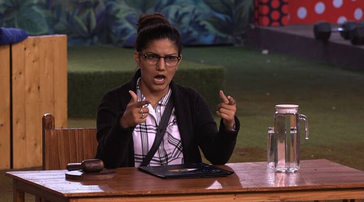 Meanwhile the evicted contestants of Bigg Boss 11 too are creating a buzz outside the house![pic credit: colors] 