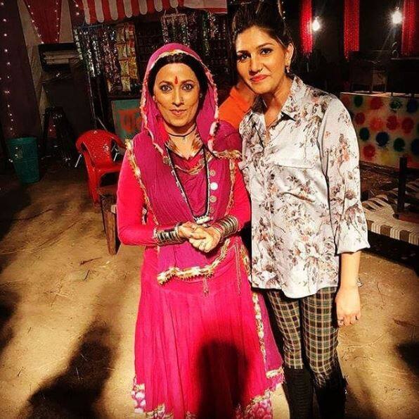 Sapna is wearing the same dress that she was spotted wearing on sets of 'Laado' looks like she went to seek the blessings over her new beginning post Bigg Boss 11! 