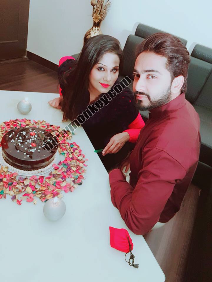 The good looking couple recently celebrated their Marriage Anniversary. Mehjabi had shared inside the house that it's been 12 years of her marriage and her husband loves her immensely.