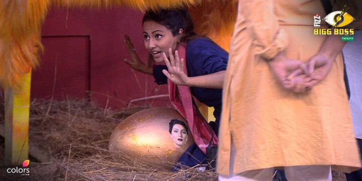 Vikas & Arshi tried their level best to throw Hina's egg in the pool as they doesn't want her to be the captain. Whereas, Hina along with friends Luv Tyagi & Priyank Sharma succeeded in saving the egg making her one of the contenders for captaincy this week. (Photo: Colors)