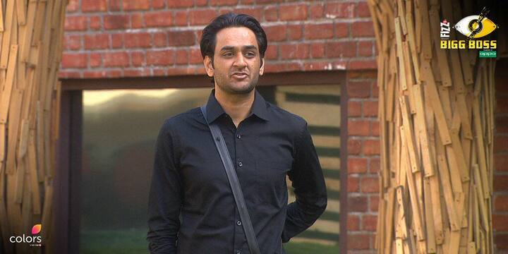 Recently, another fight happened between Hina & Vikas when the TV producer dressed-up nicely. All the other housemates along Hina started joking about the same. (Photo: Colors)