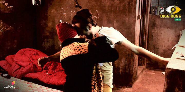 Vikas then got into a heated argument with Akash & the duo ended up getting violent with each other. They also pushed each other hard in front of other housemates. (Photo: Colors)