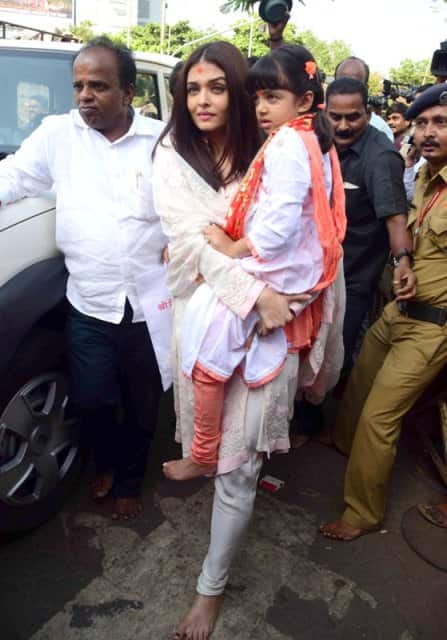 Bollywood actors Aishwarya Rai and Abhishek Bachchan (not in the photo)along with their daughter Aaradhya Bachchan visit Siddhivinayak Temple to offer prayers, as they celebrated their 10th wedding anniversary in Mumbai, India on April 20, 2017. (Sanket Shinde/ SOLARIS IMAGES)
