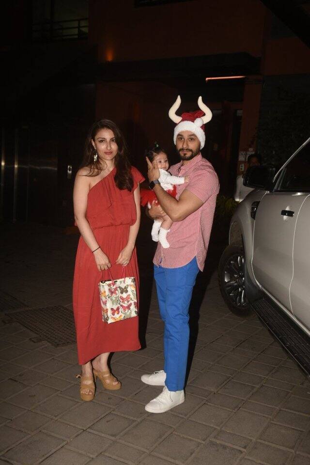 Bollywood's cute coupe Soha Ali Khan & Kunal Kemmu also made an appearance with their 3-month-old baby girl Inaaya Naumi Kemmu at Arpita Khan's Christmas bash for kids. Check out the pictures here...(Photo: Manav Manglani)