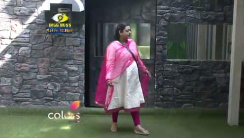 The housemates will see the entry of their family members through a TV & here's a picture of Luv's mother entering the 'padosi' house. (Photo: Colors)
