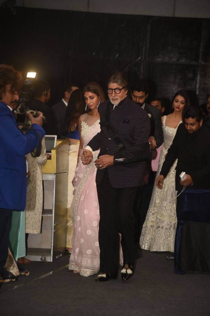 Megastar Amitabh Bachchan came in holding daughter Shweta's hand while Aishwarya and Abhishek followed them behind.