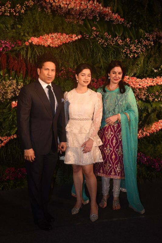 God of cricekt, Saching Tendulkar came with daughter Sara and his wife