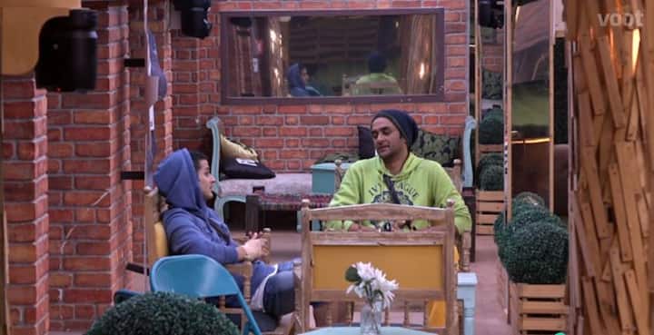 Priyank felt bad and expressed the same to Vikas that he didn't liked how housemates including his friends made fun of his craft. Priyank even said that the jokes about his dancing were 'below the belt'. (Photo: Colors)