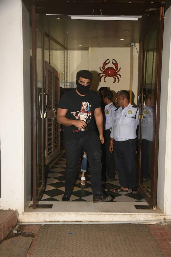 Anshula celebrated her birthday with brother Arjun & close friends at a restaurant in Mumbai. At her birthday, Arjun Kapoor was spotted hiding his face. Check out the pictures here...(Photo: Manav Manglani)