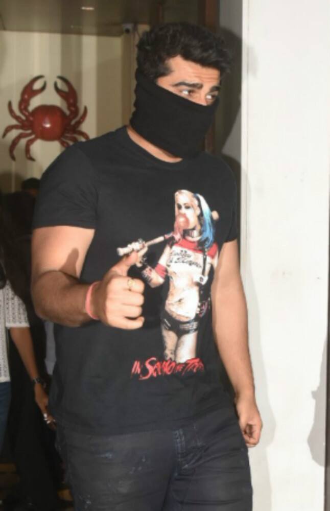 The actor came out from the restaurant hiding his face from the media but still he posed for the paparazzi. (Photo: Manav Manglani)