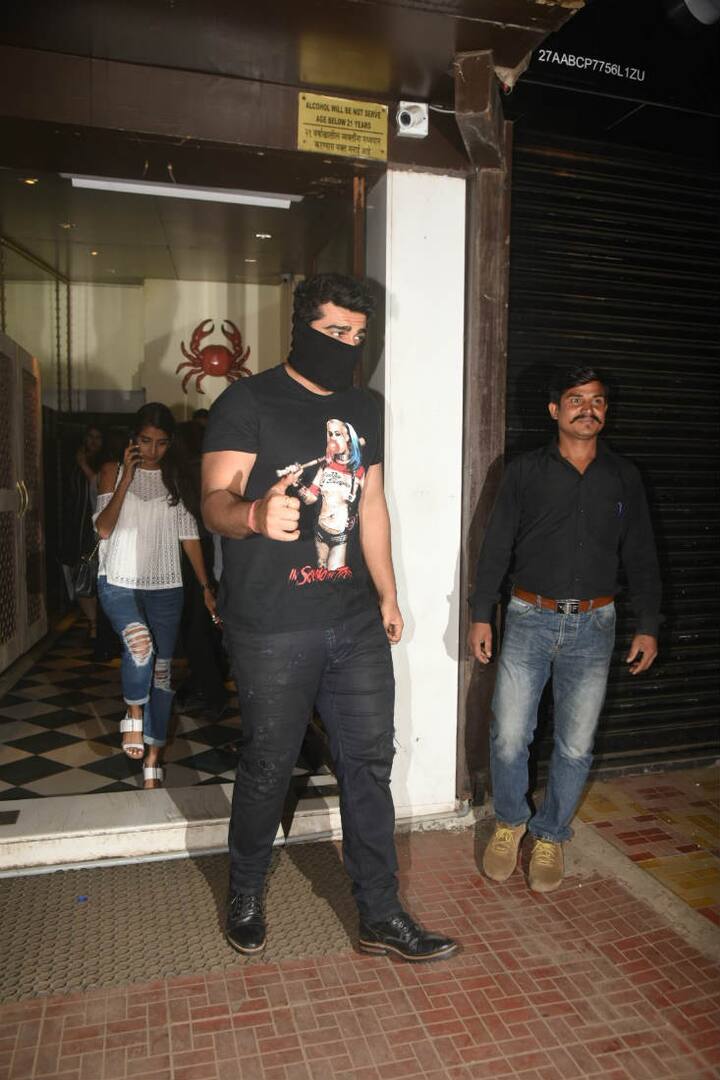 In the latest picture from the set of 'Sandeep Aur Pinky Faraar', Arjun can be seen in a clan shaven look & that might be the reason of hiding his face at sister Anshula's birthday. (Photo: Manav Manglani)