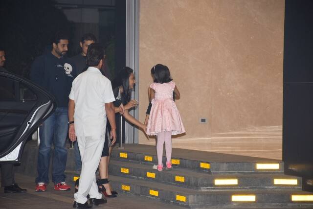 The two little cuties then hugged each other which made a really cute moment for the paps present there.