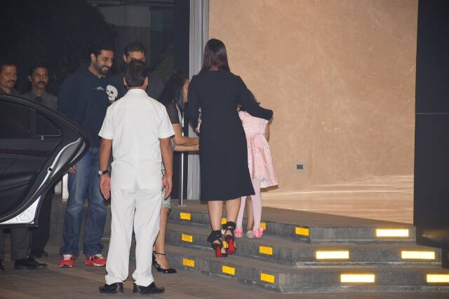 Aishwarya with Aaradhya then proceeds towards their car.