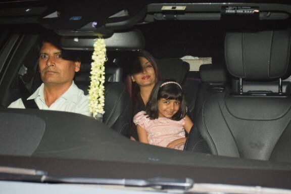 And look at that! Looking cute like a button, Aaradhya smiles at the cameras.