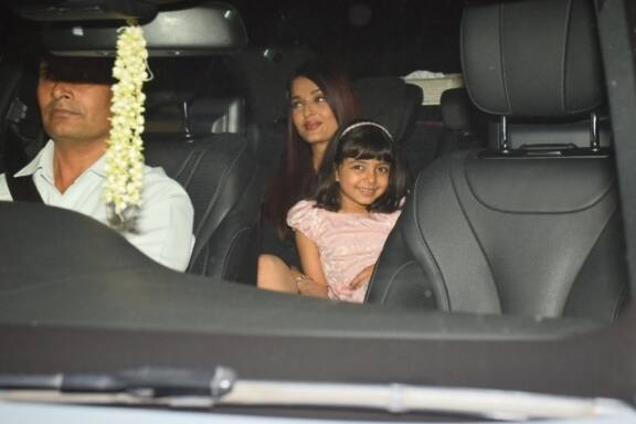 Adorable Aaradhya and her gorgeous looking Mom Aishwarya.