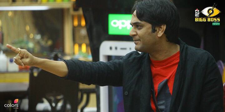 Vikas Gupta used to think that he's not much popular as compared to other contestants. But, Vikas was very happy after seeing that people had came at the mall in huge numbers to support him. Due to this, he's safe too.(Photo: Colors)