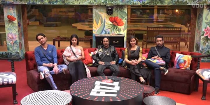 The show is now only a week away from its finale with only 5 contestants remaining in the house namely - Hina Khan, Vikas Gupta, Shilpa Shinde, Puneesh Sharma and Akash Dadlani. (Photo: Colors)