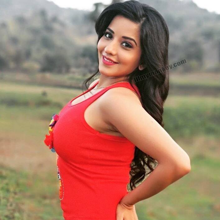 Mona was headed for Gujarat where her next film's shooting began last week and while she flaunted her toned figure in the yoga picture (you saw earlier in this photo gallery) she shared this from the sets saying