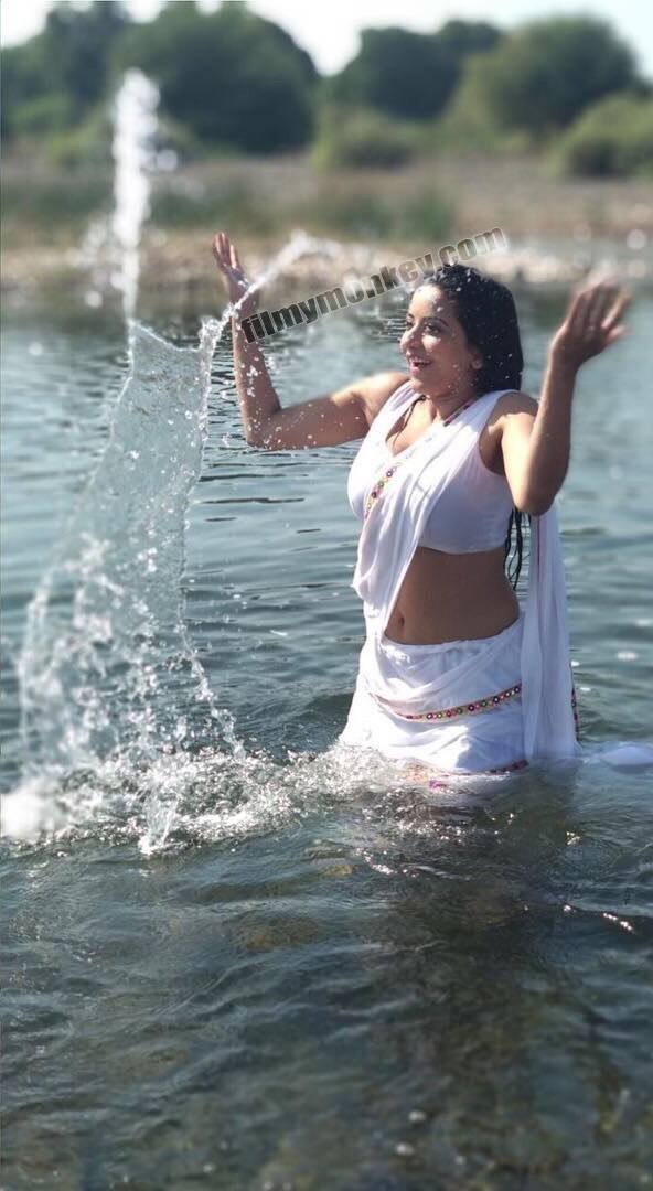 She captioned these pics in white -