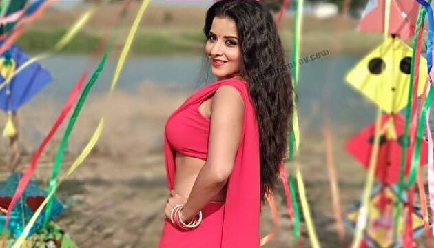 The beautiful Mona clad in pink, is leaving fans stunned with her desi girl andaaz in these pictuers.