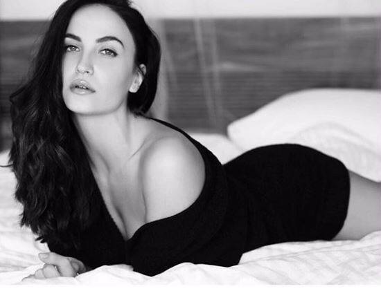 Here's another sizzling picture of Elli from the photo shoot. (Photo: Instagram)