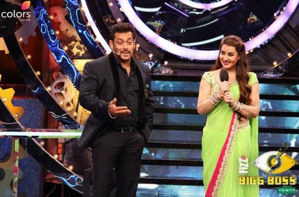 Host Salman Khan has been often accused by the show's fans for being biased & showing his favoritism towards Shilpa Shinde during 'Weekend Ka Vaar' episodes. (Photo: Colors)