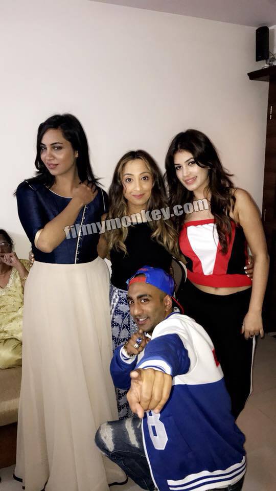Looks like the sister has grown close as much to Akash's co-contestants Bandgi and Arshi now.
