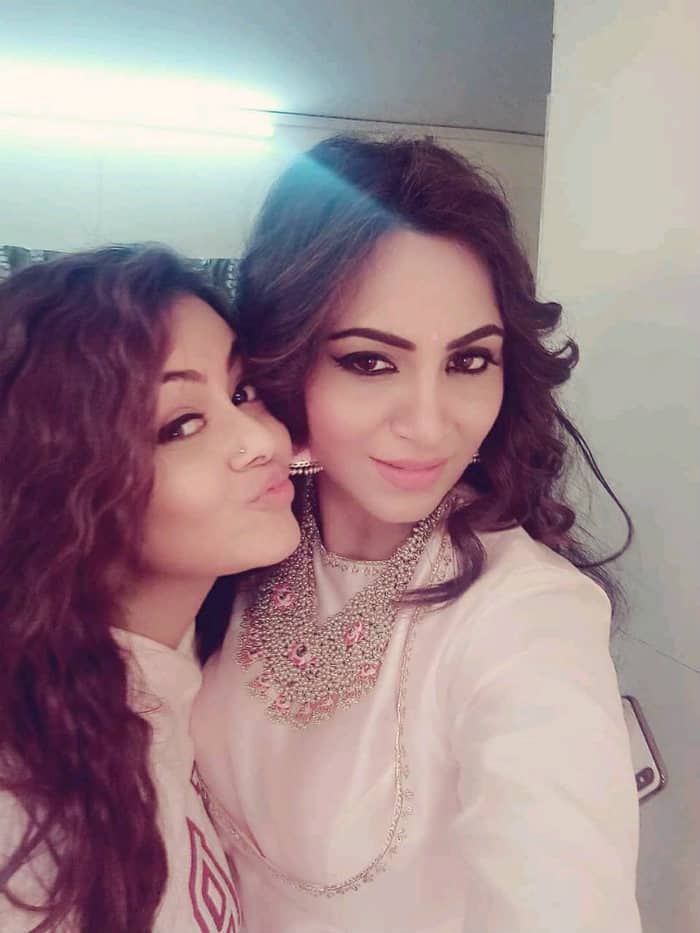 Arshi was bonding with the famous TV actress, 'Saath Nibhaana Saathiya' fame Devoleena Bhattacharjee aka 'Gopi bahu'. (Pic: Twitter)