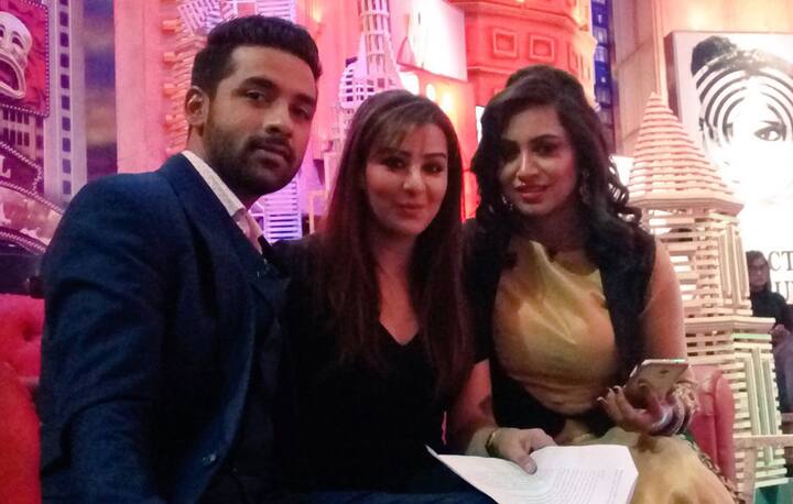 Arshi had sported a new hairstyle on BB 11's Grand Finale and even on 'EKR' but could you imagine her with long hair?.. In another picture posted with Devoleena, Arshi's hair falling on the front are leaving fans surprised. (Pic: Twitter)