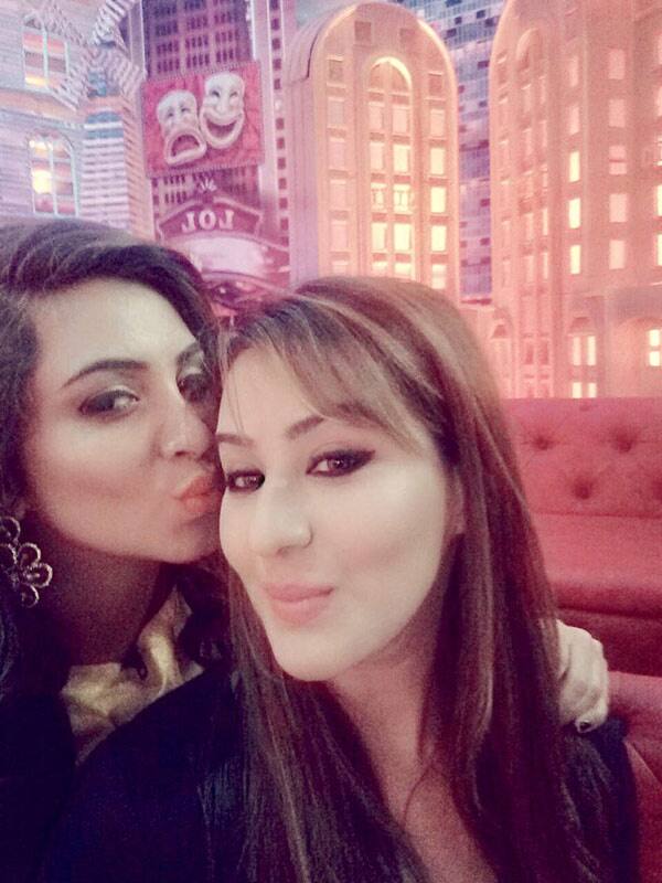 Arshi was known for troubling her friend-turned-foe 'Shilma' aka Shilpa Shinde inside BB 11, however the two reconciled in the last weeks and here's the two in an adorable moment from 'Entertainment Ki Raat' shoot. (Pic: Twitter)