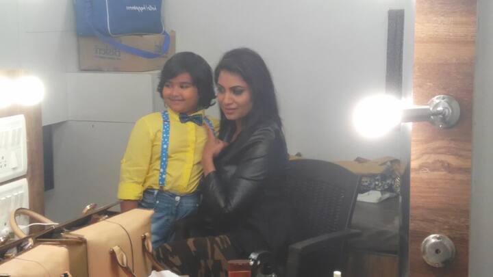 Arshi posing with the little kid Parth from 'Rising Star' Season 2. (Pic: Twitter)