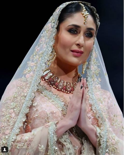 See Pics Kareena Kapoor Khan Looks Resplendent In Her Bridal Wear For A Fashion Show In Doha 