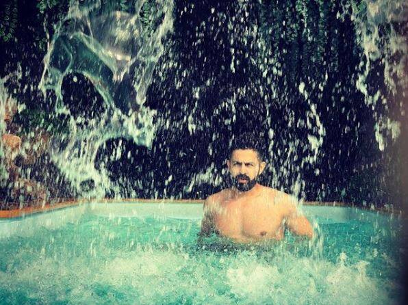 While hubby Kunal looked hot, he captured his lady-love in the most stunning moments in the pool. (Photo: Instagram)