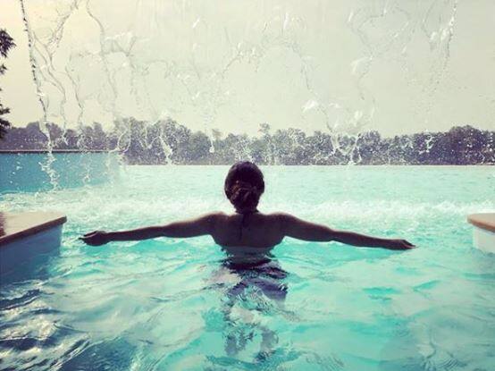 Here's a piture of Aakanksha chilling in pool captured by hubby Kunal. (Photo: Instagram)